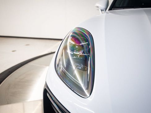 Certified 2023 Porsche Macan AWD/4WD image 13