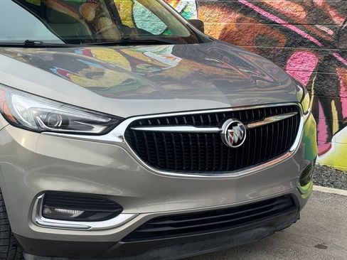 Used 2018 Buick Enclave Essence image 2