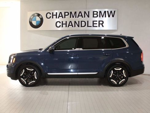 Used 2023 Kia Telluride EX image 3