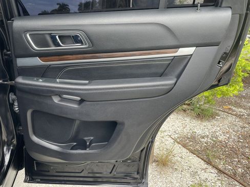Used 2019 Ford Explorer Limited w/ Class III Trailer Tow Package FWD image 32