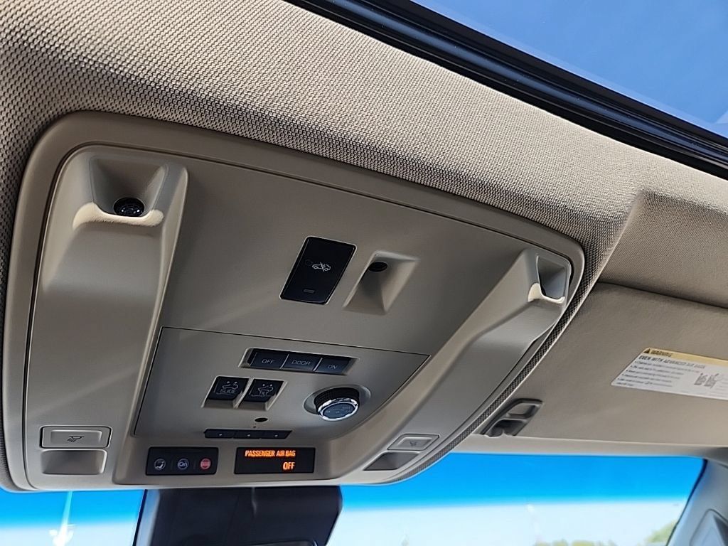 Certified 2018 Cadillac Escalade Premium Luxury AWD/4WD image 19