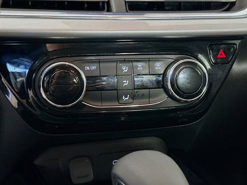 Used 2025 Chevrolet Trax LT FWD image 22