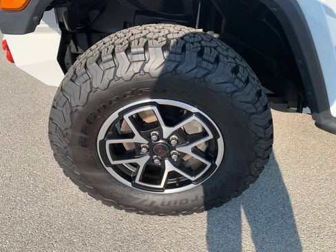 Used 2021 Jeep Wrangler Unlimited Sahara AWD/4WD image 2