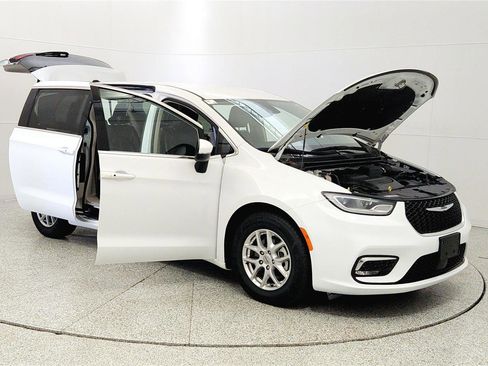 Used 2023 Chrysler Pacifica Touring-L FWD image 9