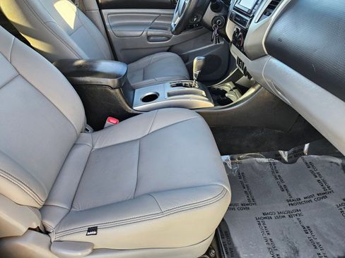 Used 2015 Toyota Tacoma PreRunner w/ SR5 Package image 18