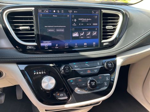 Used 2023 Chrysler Pacifica Touring-L FWD image 17