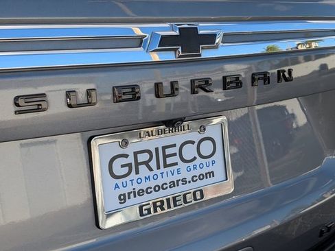 Used 2022 Chevrolet Suburban LT w/ Luxury Package image 12