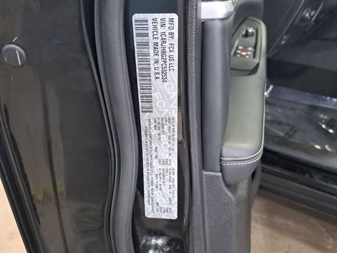 Used 2023 Jeep Grand Cherokee Limited image 37