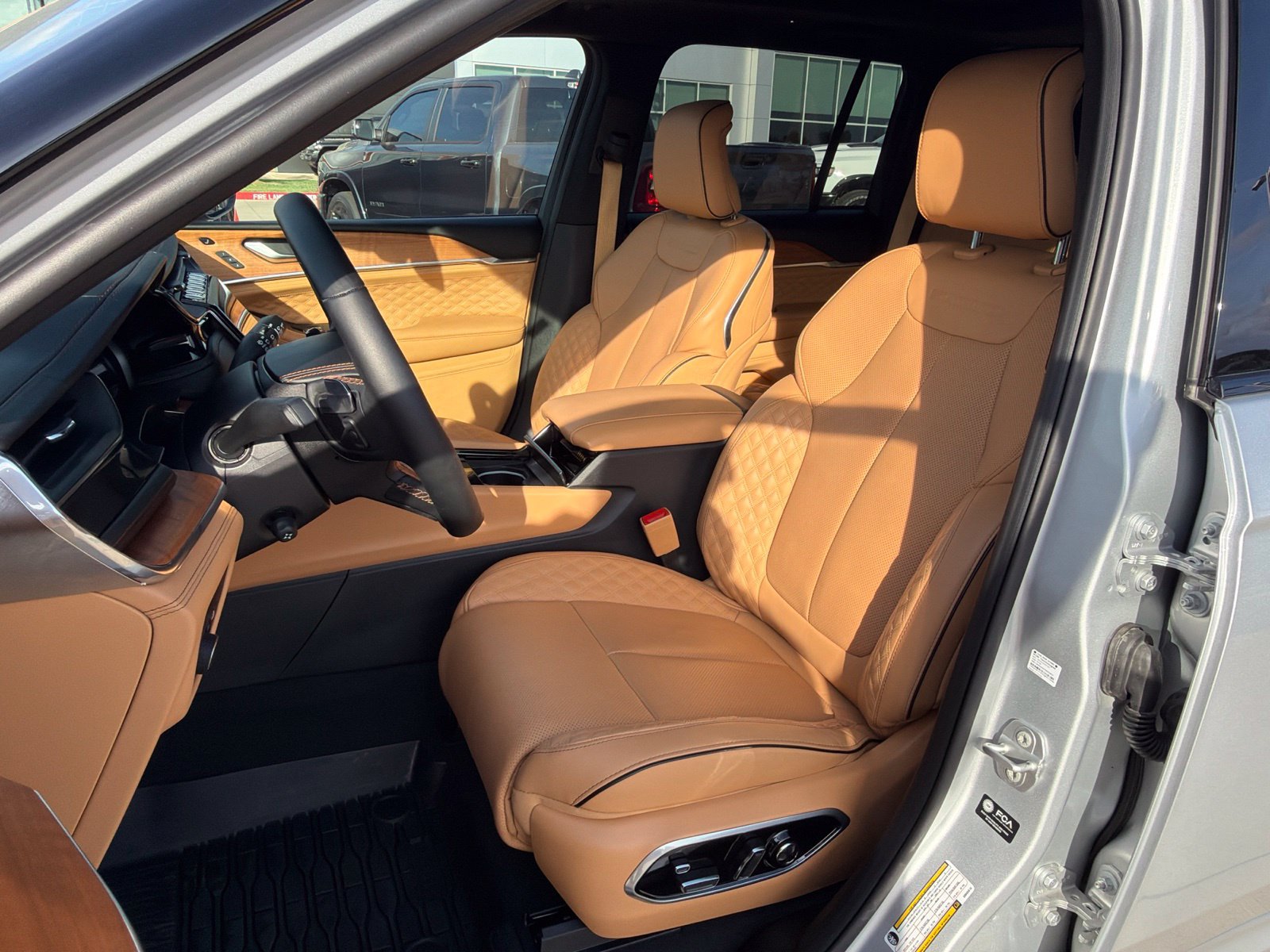 Used 2025 Jeep Grand Cherokee Summit AWD/4WD image 14