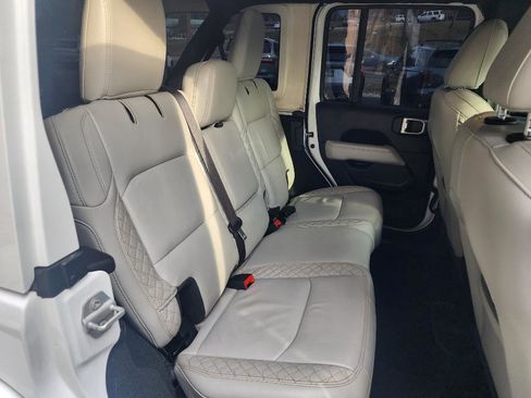 Used 2022 Jeep Wrangler Unlimited Sahara image 9