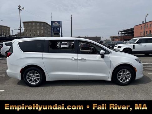 Used 2022 Chrysler Voyager LX FWD image 3