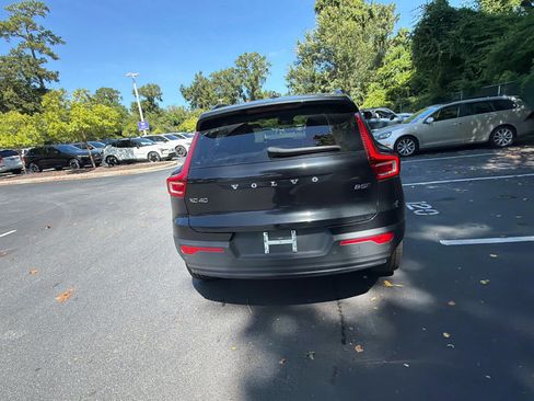 Used 2025 Volvo XC40 B5 Plus AWD/4WD image 12