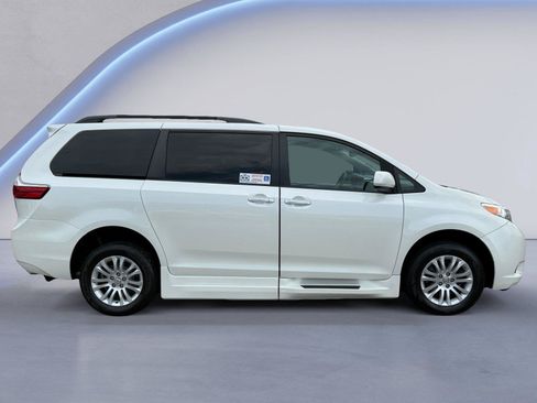 Used 2017 Toyota Sienna XLE w/ XLE Navigation Package FWD image 2
