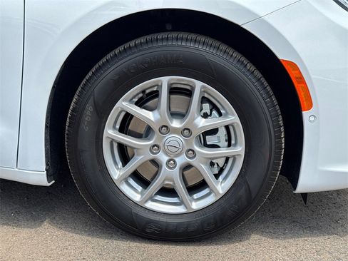 New 2025 Chrysler Pacifica Select image 6