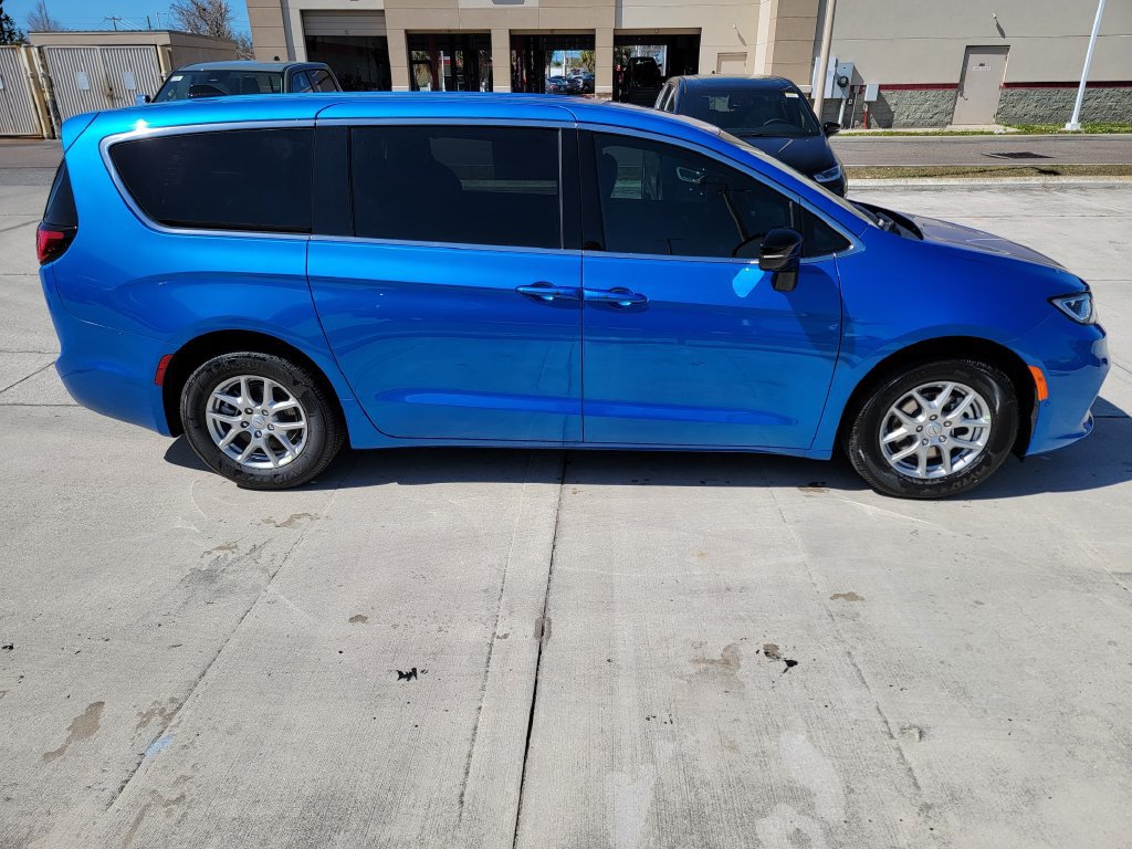 New 2026 Chrysler Pacifica Select FWD image 6