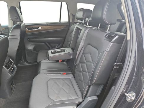Used 2024 Volkswagen Atlas SE image 30