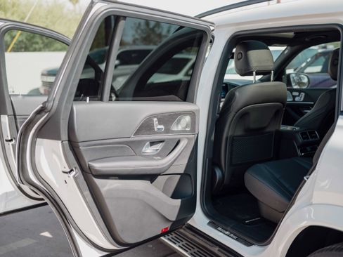 Used 2024 Mercedes-Benz GLS 450 4MATIC image 11