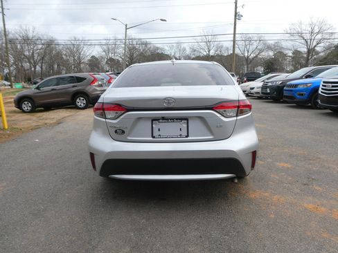 Used 2021 Toyota Corolla LE image 6