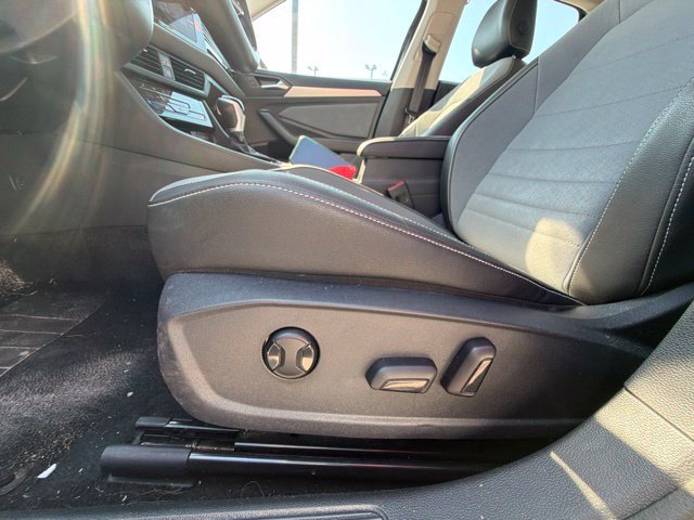 Used 2025 Volkswagen Jetta SE FWD image 37