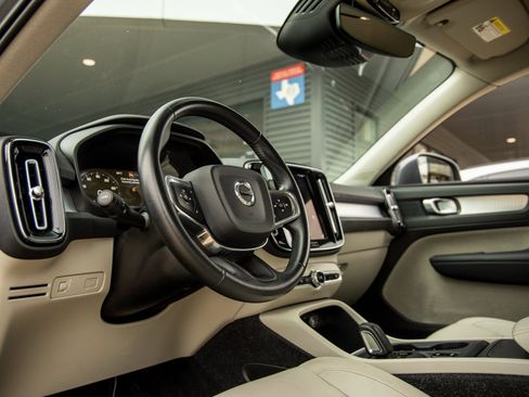 Used 2021 Volvo XC40 T5 Momentum w/ Protection Package Premier image 21