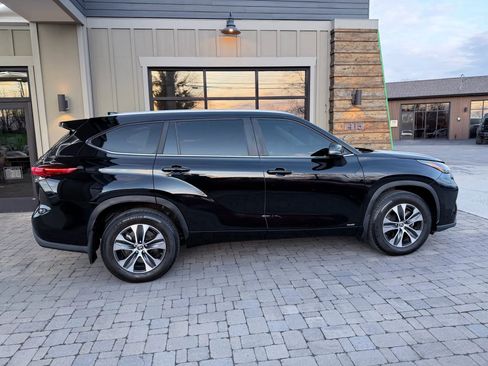 Used 2023 Toyota Highlander XLE image 11
