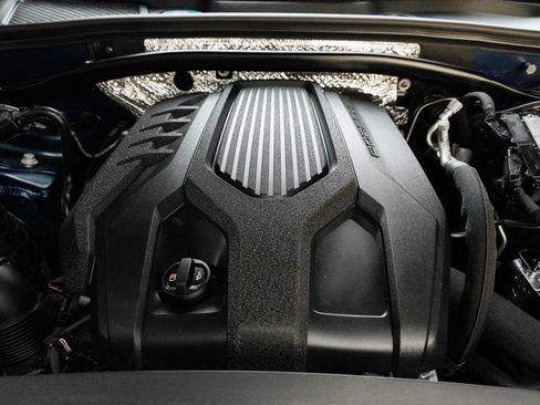 Certified 2025 Porsche Macan AWD/4WD image 40