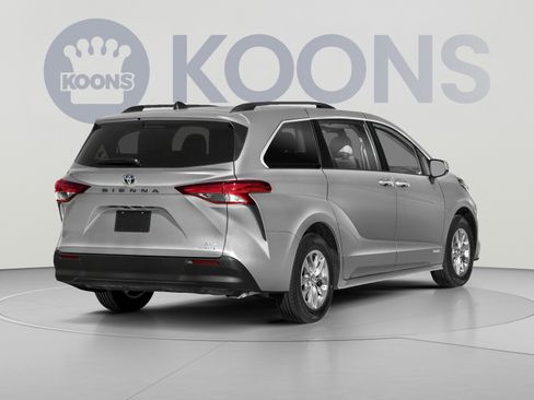Used 2024 Toyota Sienna XLE FWD image 2