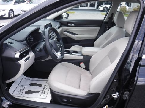 Used 2025 Nissan Altima 2.5 SV AWD/4WD image 9
