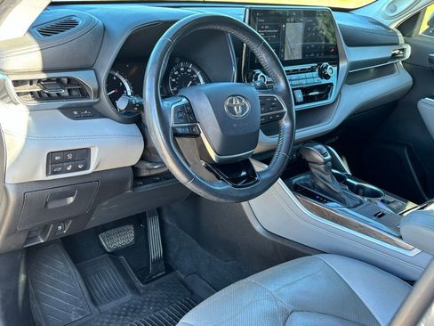 Used 2021 Toyota Highlander Limited image 12