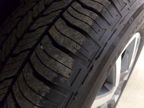 Used 2023 GMC Acadia SLT image 24