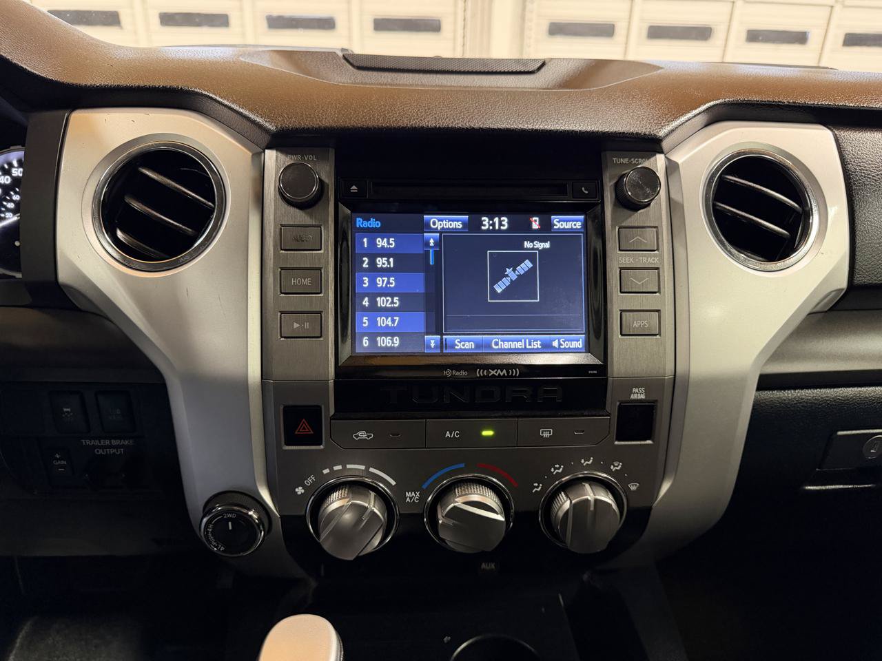 Used 2018 Toyota Tundra SR5 w/ SR5 Upgrade Package AWD/4WD image 16
