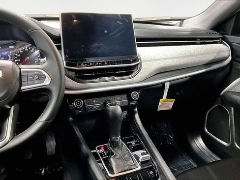 Used 2024 Jeep Compass Latitude image 10