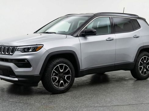 Used 2025 Jeep Compass Trailhawk image 3