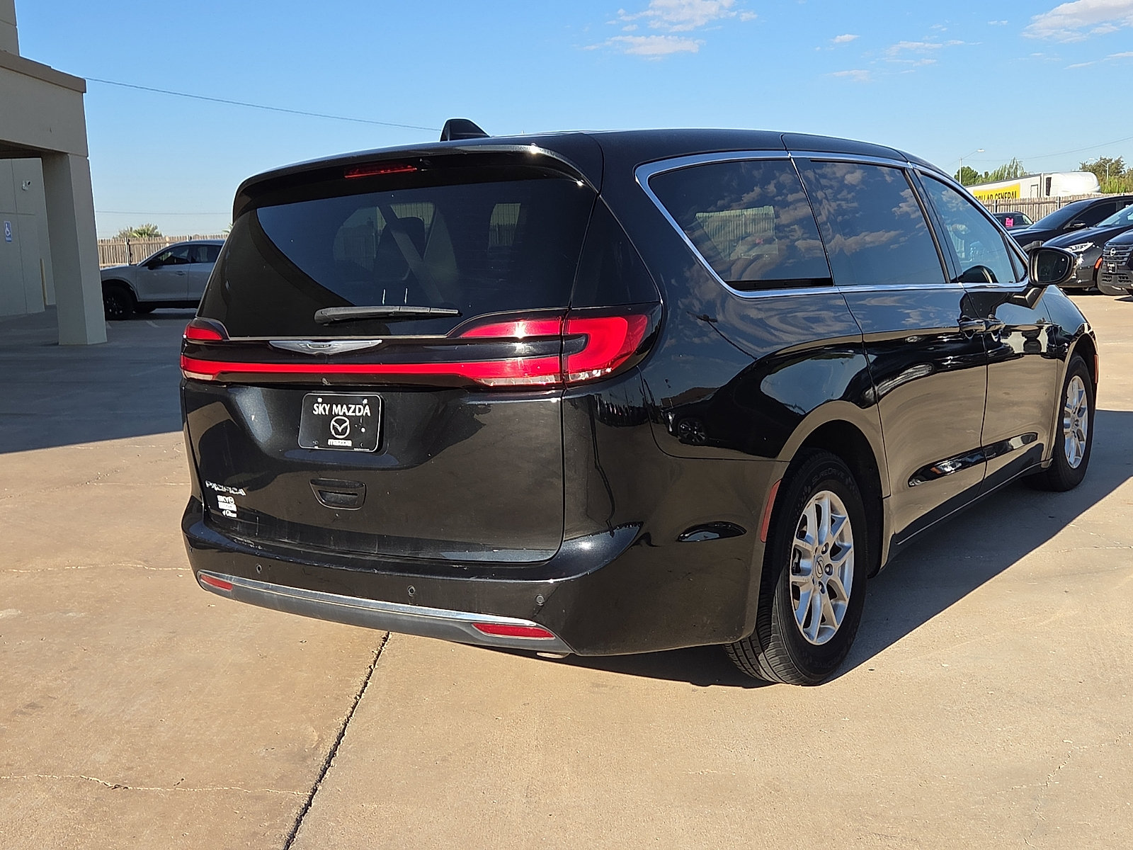 Used 2023 Chrysler Pacifica Touring-L FWD image 5