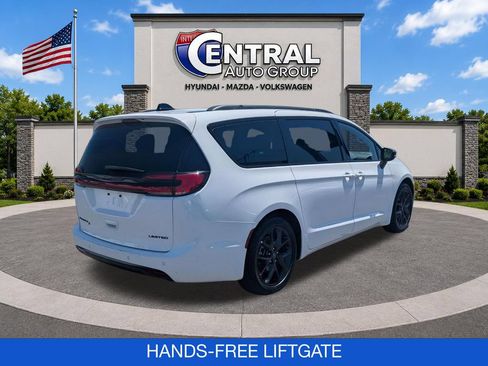 Used 2025 Chrysler Pacifica Limited FWD image 8