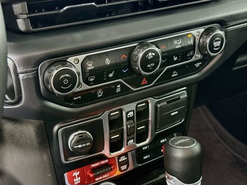 Used 2025 Jeep Gladiator Rubicon w/ Convenience Group AWD/4WD image 17