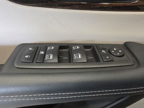 Used 2023 Chrysler Pacifica Limited FWD image 21