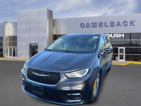 Used 2023 Chrysler Pacifica Touring-L image 11