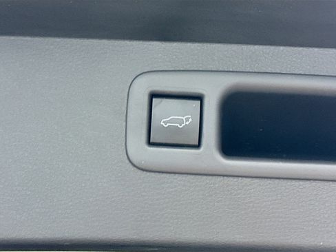 Used 2024 Toyota Highlander LE image 31