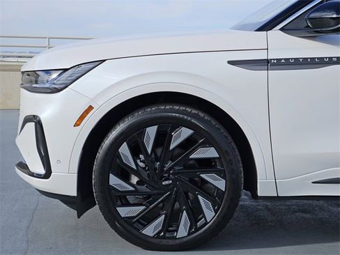 Used 2024 Lincoln Nautilus Black Label w/ Jet Appearance Package (87T) image 9