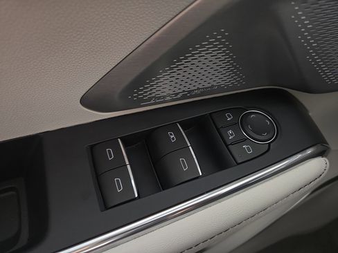 Certified 2025 GMC Acadia Denali w/ Super Cruise Package AWD/4WD image 28