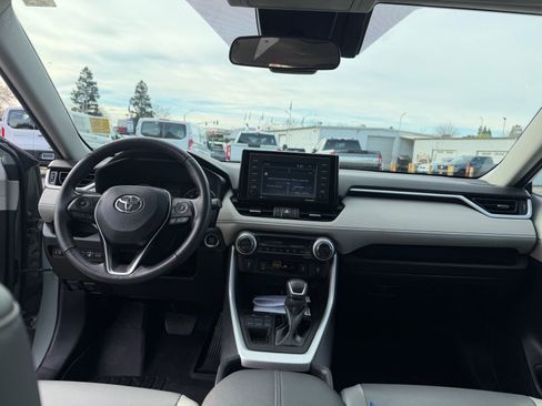 Used 2022 Toyota RAV4 XLE Premium image 11