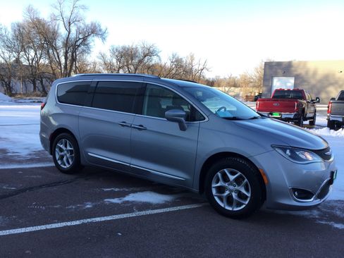 Used 2019 Chrysler Pacifica Touring-L w/ Tire & Wheel Group image 3