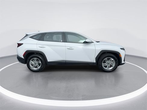 Used 2025 Hyundai Tucson SE image 9