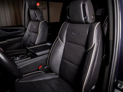Used 2023 Cadillac Escalade ESV Sport w/ LPO, ONYX Package AWD/4WD image 5