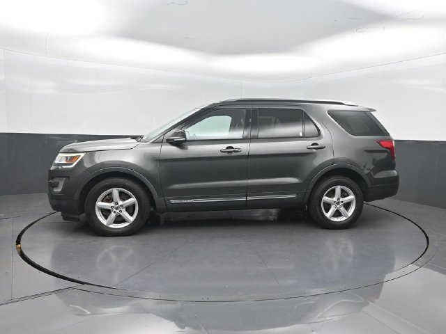 Used 2017 Ford Explorer XLT w/ Equipment Group 202A AWD/4WD image 3