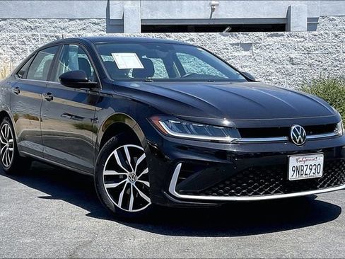 Used 2025 Volkswagen Jetta SE FWD image 12