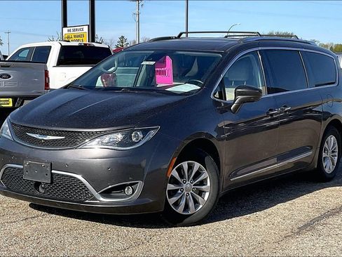 Used 2018 Chrysler Pacifica Touring-L Plus w/ Advanced Safetytec Group FWD image 2