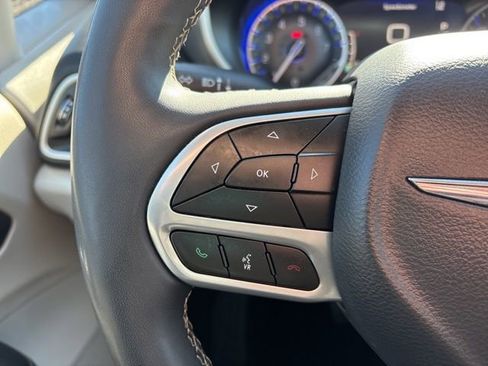 Used 2024 Chrysler Pacifica Touring-L image 8