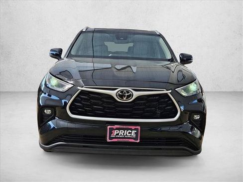 Used 2022 Toyota Highlander XLE FWD image 2